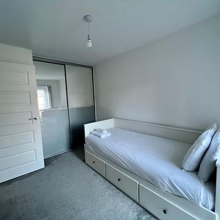 Beautiful 4-Bedroom House With Private Garden & Parking EDI Exterior foto