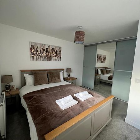 Beautiful 4-Bedroom House With Private Garden & Parking EDI Exterior foto