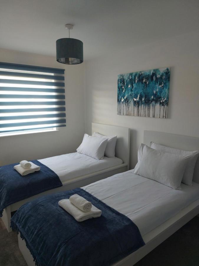 Beautiful 4-Bedroom House With Private Garden & Parking EDI Exterior foto