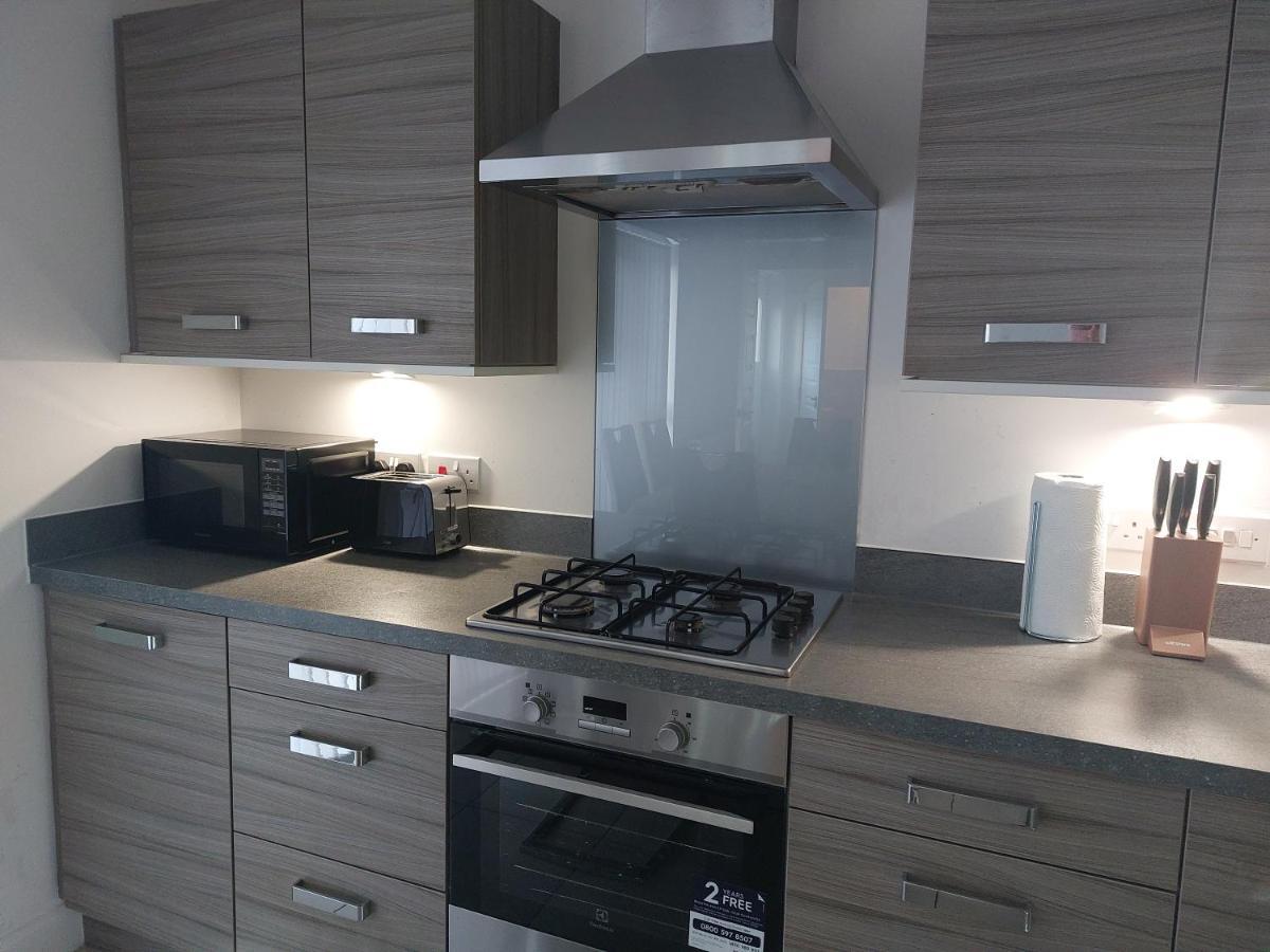 Beautiful 4-Bedroom House With Private Garden & Parking EDI Exterior foto