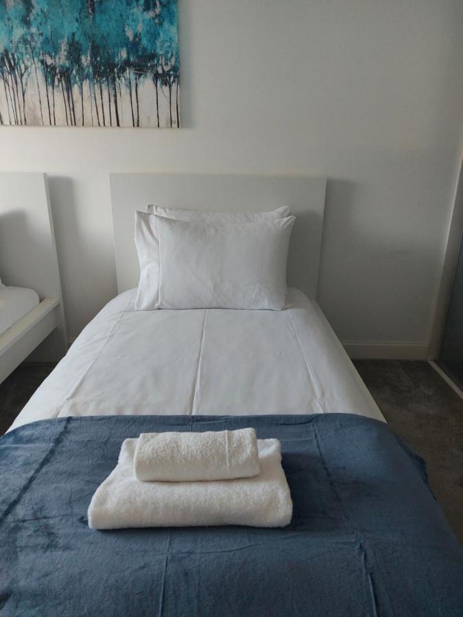Beautiful 4-Bedroom House With Private Garden & Parking EDI Exterior foto