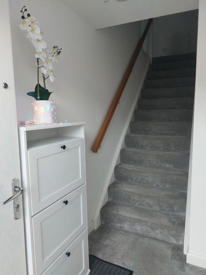 Beautiful 4-Bedroom House With Private Garden & Parking EDI Exterior foto
