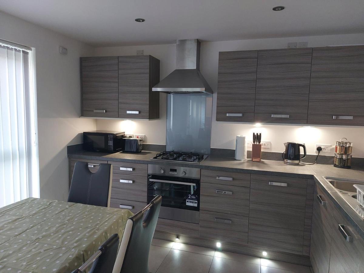 Beautiful 4-Bedroom House With Private Garden & Parking EDI Exterior foto