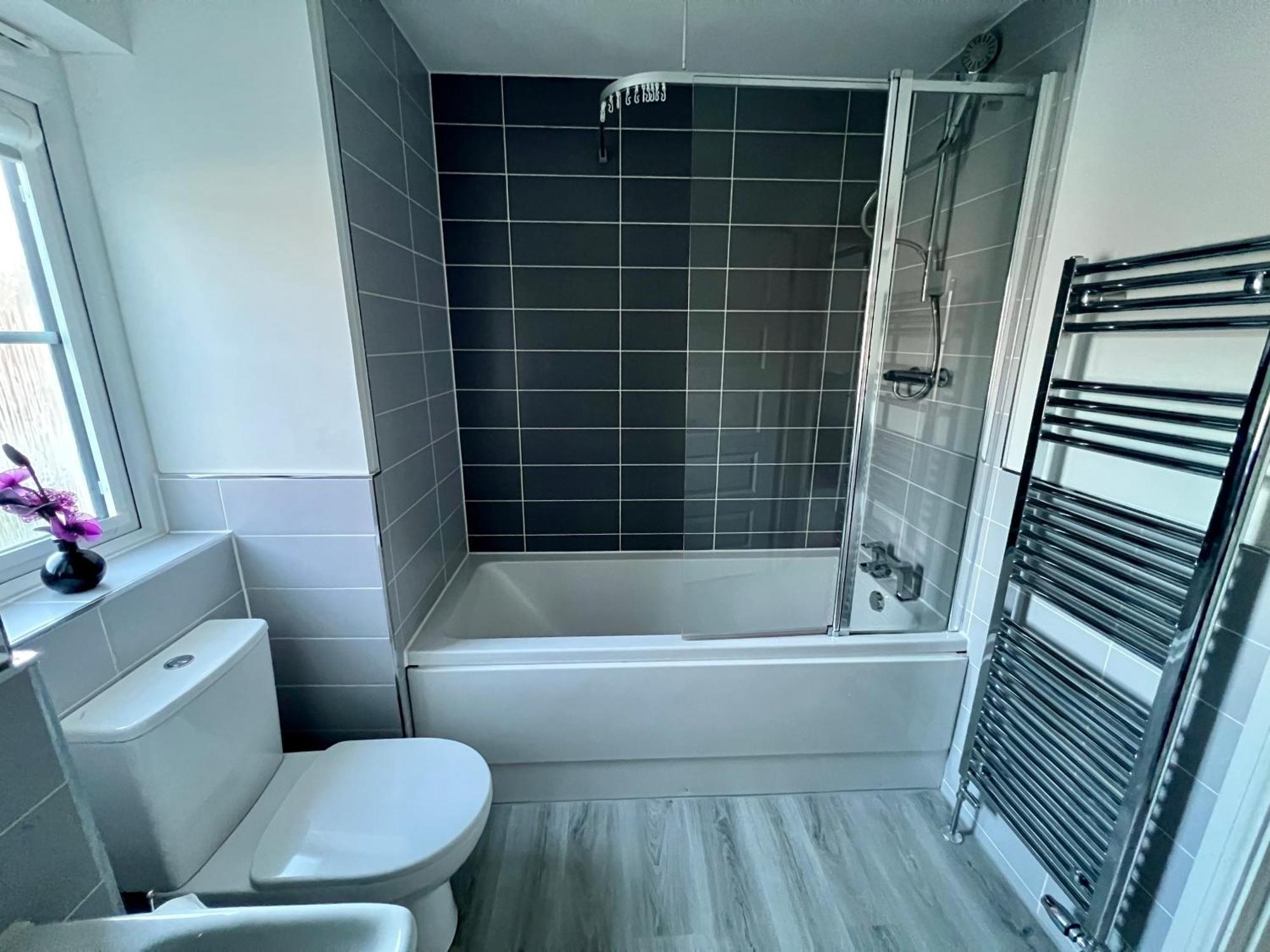 Beautiful 4-Bedroom House With Private Garden & Parking EDI Exterior foto