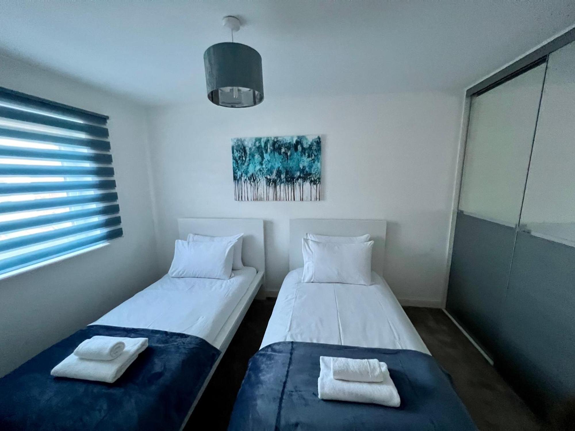 Beautiful 4-Bedroom House With Private Garden & Parking EDI Exterior foto